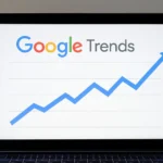 gráfico de tendencias de búsqueda en pantalla con el logo de Google Trends