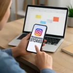 Mujer usando su smartphone para programar historias de Instagram con el ordenador abierto mostrando un calendario editorial