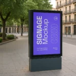 Mupi digital en calle urbana arbolada, con pantalla lista para albergar publicidad exterior