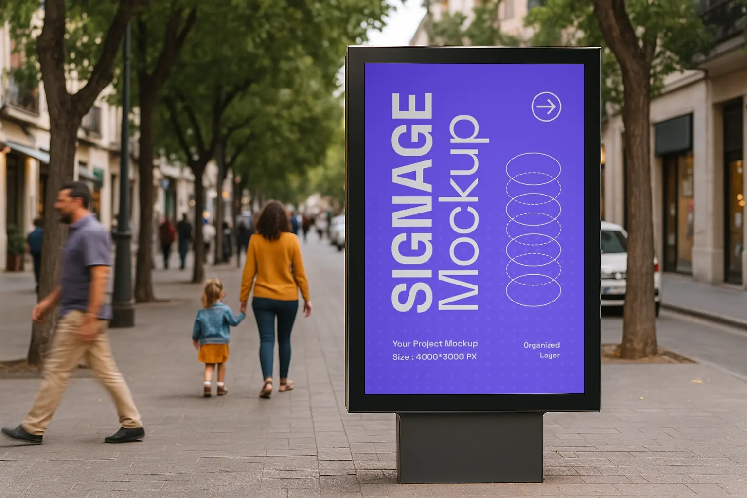 Mupi digital en avenida urbana con transeúntes caminando