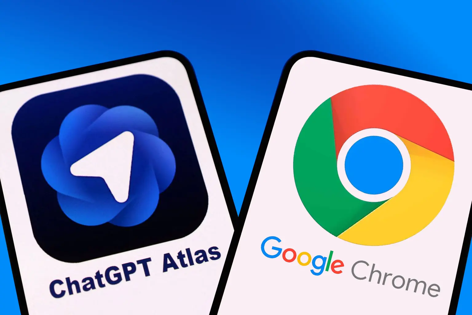 Logos de ChatGPT Atlas y Google Chrome enfrentados sobre fondo azul